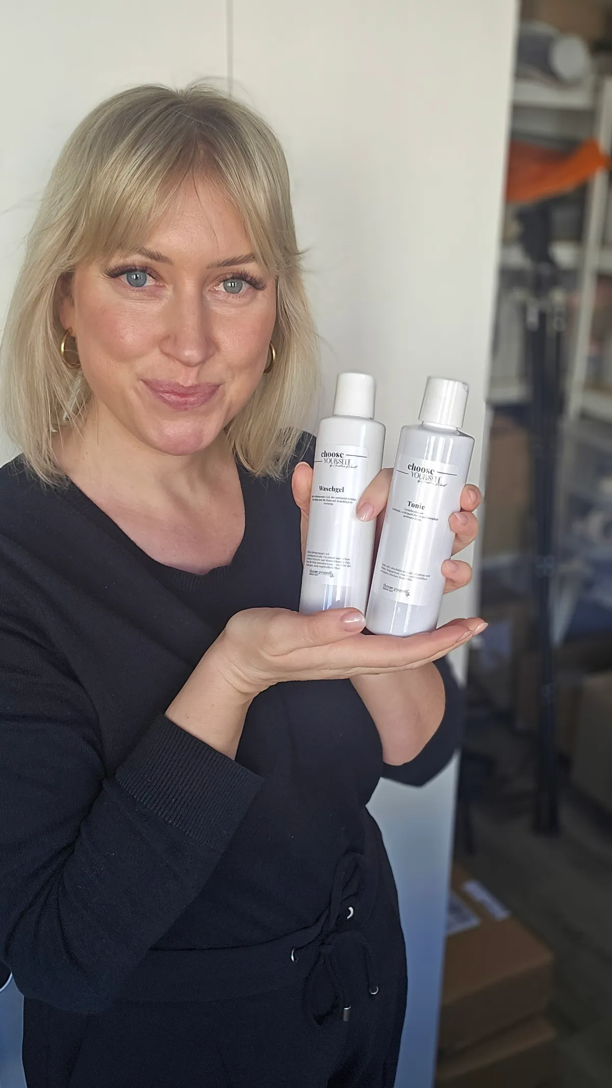 Christina Wenst mit Pflegeprodukten ihrer Marke ChooseYourself